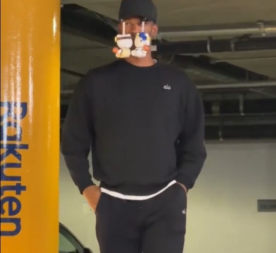 开云服务-别人看不懂的时尚！巴特勒到场整活儿 帽子上挂了两个玩偶？